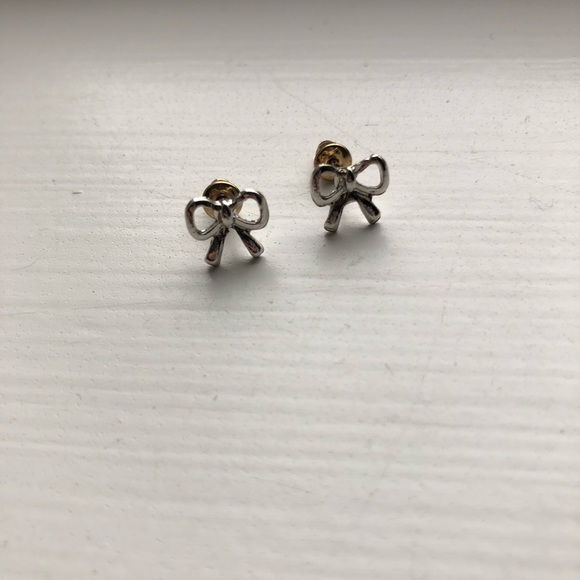 Chic vintage tiny silver bow stud earrings - Picture 2 of 5